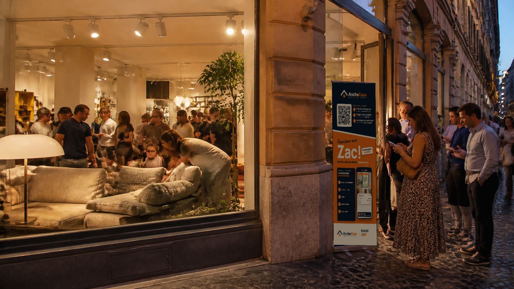 Una fila di clienti davanti al negozio